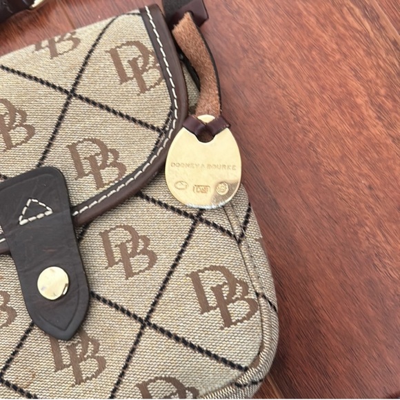 small dooney and bourke purse - Picture 4 of 5